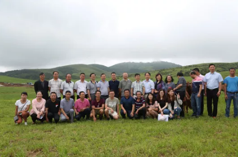 云南省水牛育肥及產(chǎn)業(yè)化研討會、 云南省肉牛技術(shù)創(chuàng)新戰(zhàn)略聯(lián)盟會專家一行蒞臨騰沖東山牧場考察調(diào)研