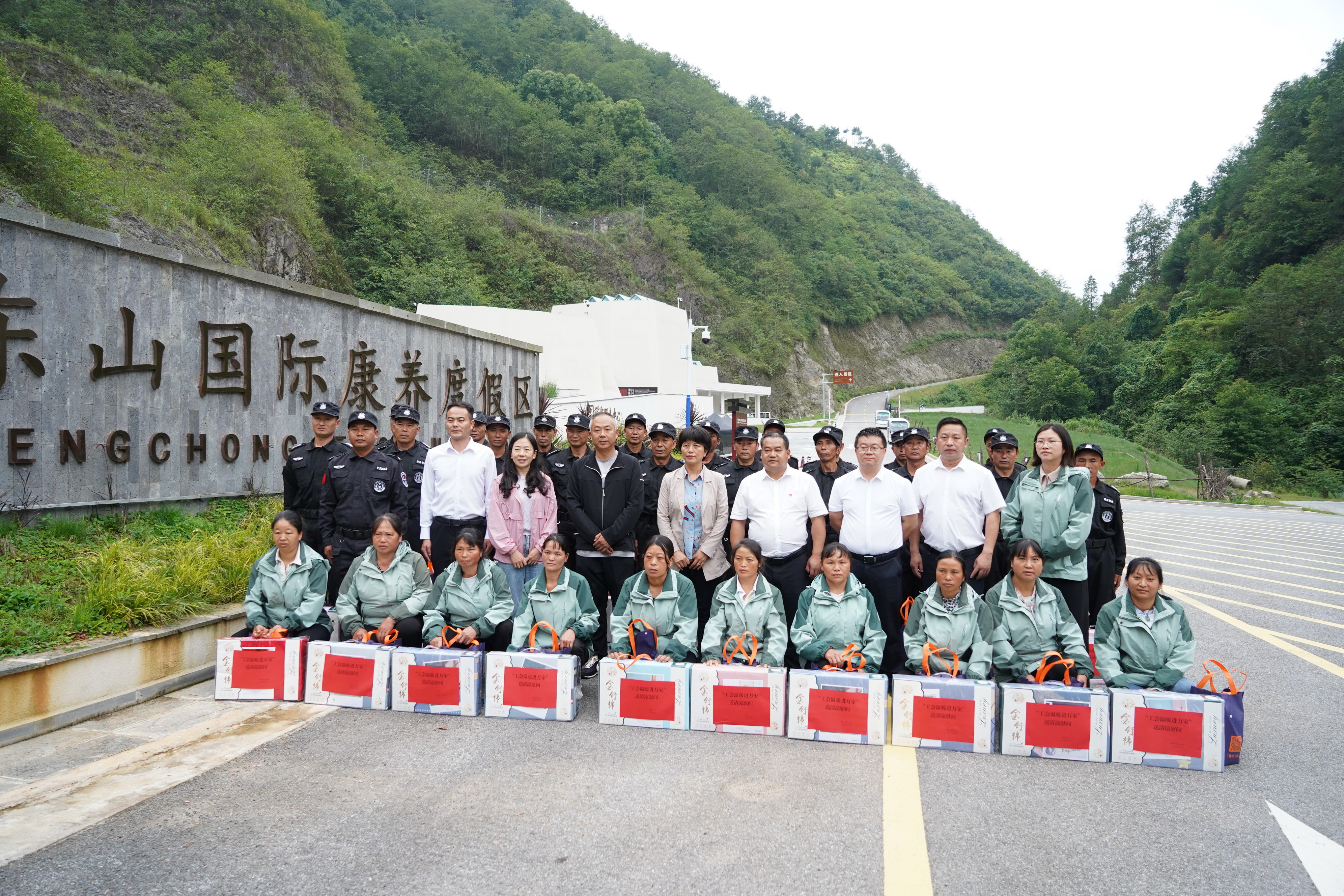 工會(huì)溫暖進(jìn)萬家 清涼慰問至恒益